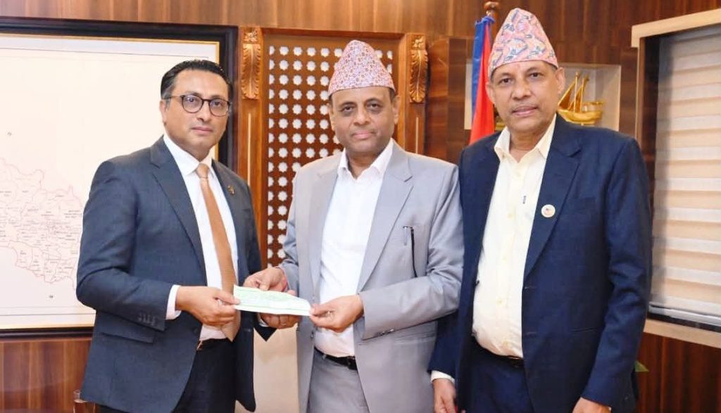 बुटवल हस्पिटलद्वारा भोटेकोशी बाढी प्रभावितलाई सातलाख ७७ हजार सहयोग