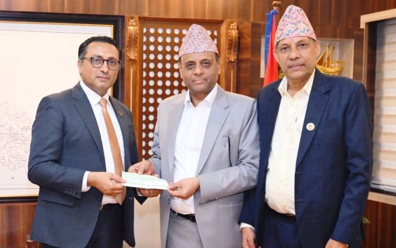 बुटवल हस्पिटलद्वारा भोटेकोशी बाढी प्रभावितलाई सातलाख ७७ हजार सहयोग